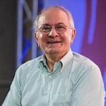 portrait d'Emilio Gentile souriant