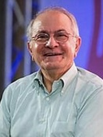 portrait d'Emilio Gentile souriant